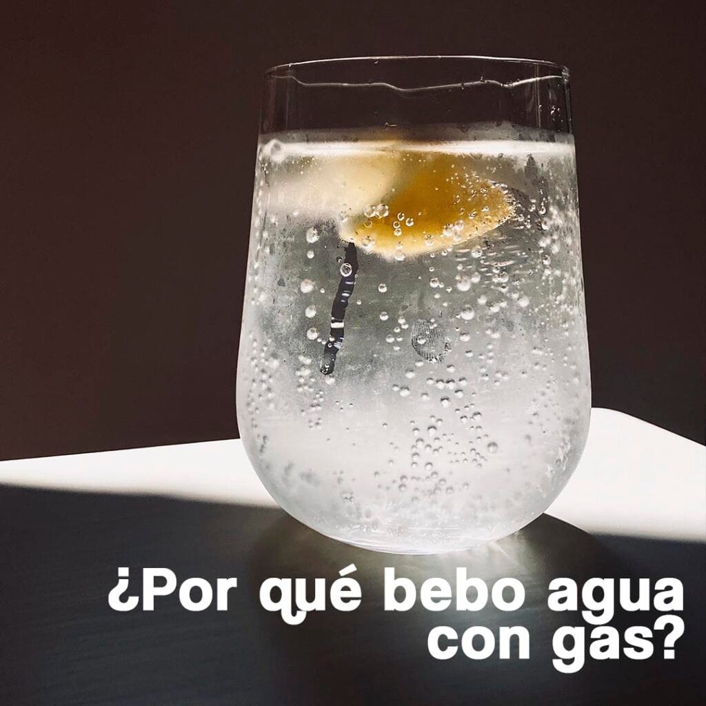por qué bebo agua con gas